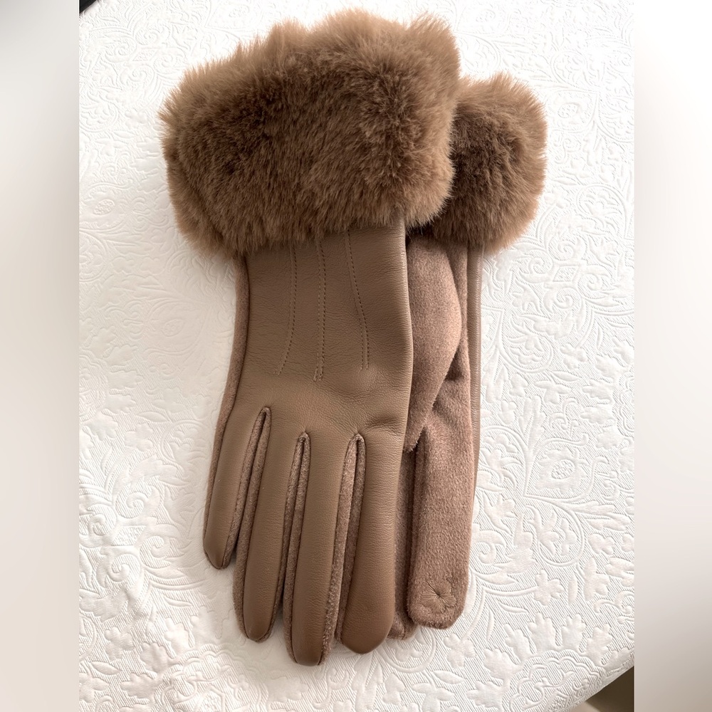 Gloves brand new with faux fur, beautiful leather like material
Stretchy fabric